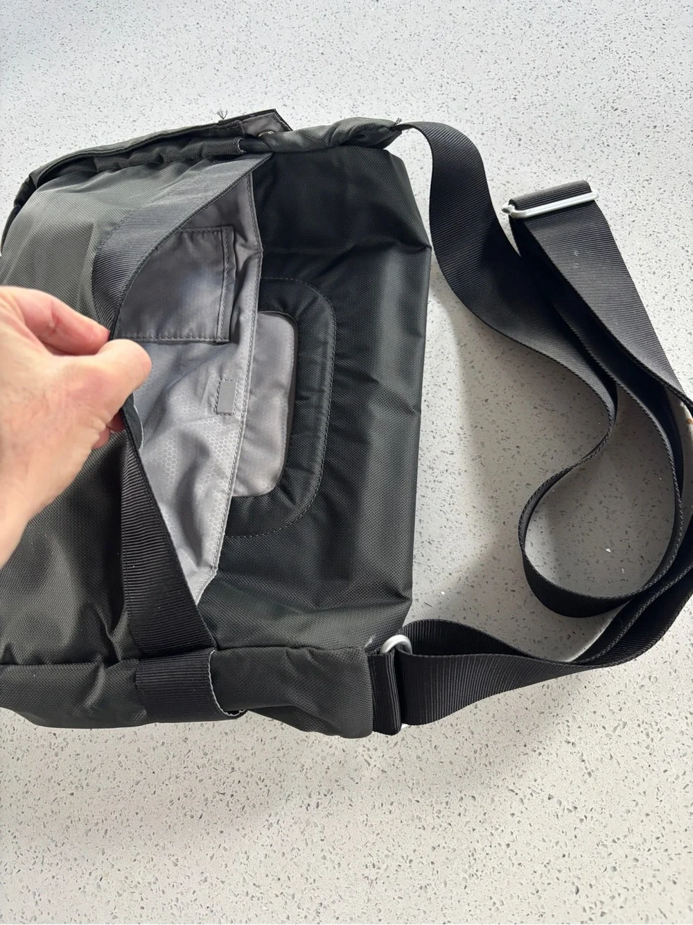 Tumi T-Tech Black/Grey Men's Messenger Bag - Tech-Friendly Shoulder Bag